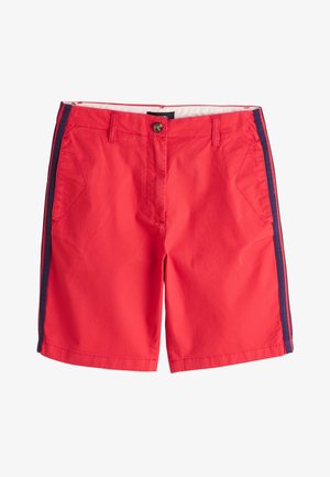 Pantaloncini rossi al ginocchio con strisce laterali blu navy, bottone e zip frontali, passanti per cintura e tasche frontali inclinate.