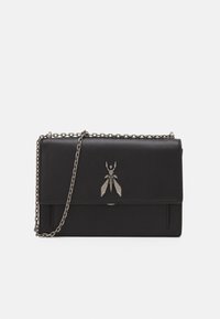 Svart läderhandväska med lockstängning, silverkedjesnor och distinkt insektmotif på framsidan. Slät textur med minimalistisk design.