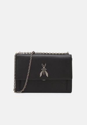 Czarna skórzana torebka na ramię z klapką, srebrnym łańcuszkiem i charakterystycznym motywem owada na przodzie. Gładka tekstura z minimalistycznym wzornictwem.