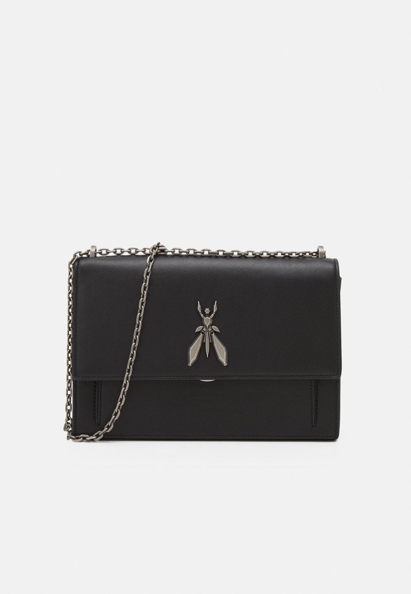 Sort læderhåndtaske med klaplukning, sølvfarvet kædestrop og et karakteristisk insektmotiv på forsiden. Glat tekstur med minimalistisk design.
