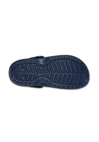Marineblauwe Crocs-sandaalzool met een gestructureerd rubberen ontwerp, met diepe groeven en een cirkelvormig merkteken voor grip en comfort.