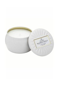 Valkoinen keraaminen kynttilä, jossa on teksturoitu kansi ja kultaiset yksityiskohdat, nimeltään "Bourbon Vanille", minimalistisessa ja siistsä muotoilussa.