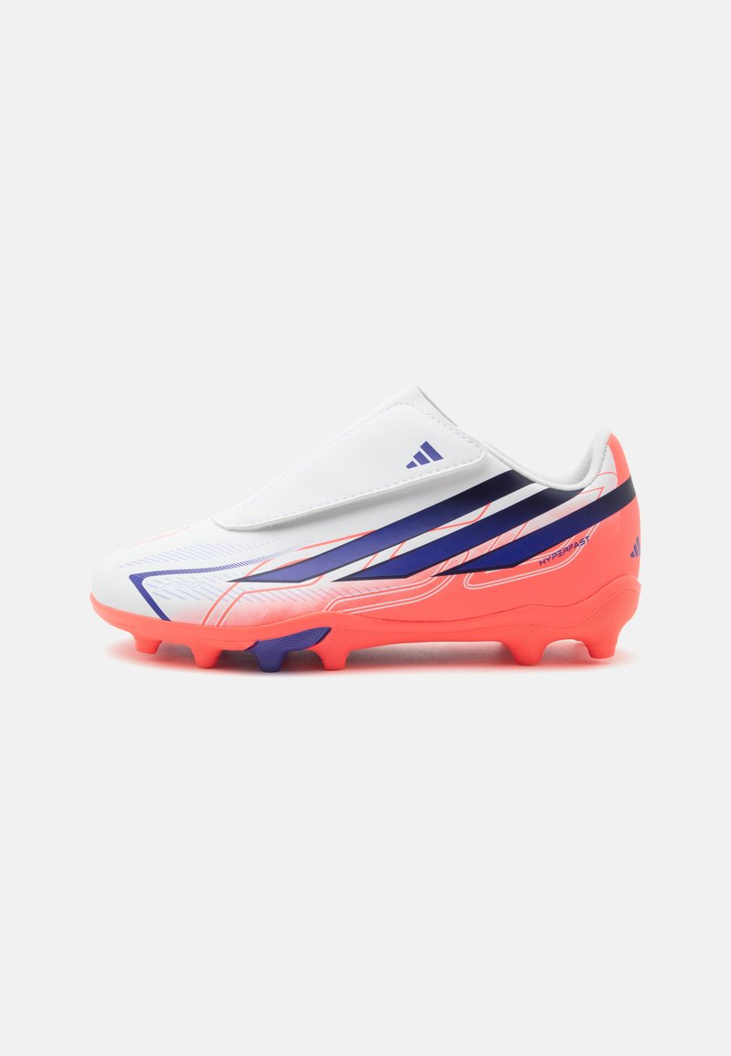 Botas de fútbol blancas y coral con rayas moradas, cordones cubiertos y suela con tachuelas, mostradas de lado sobre un fondo claro.