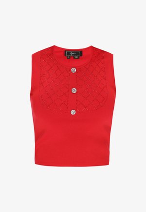 Top sin mangas rojo con un panel texturizado que presenta un patrón de diamantes y tres botones de strass en la parte delantera. Acabado de tela suave.