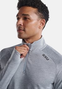 2XU IGNITION 1/4 - Stickad tröja - weathervane black reflective