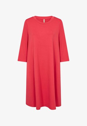 Långärmad korallklänning tillverkad av mjukt tyg, med rund halsringning och en lös passform som sträcker sig till mitten av vaden. Inga mönster eller detaljer.