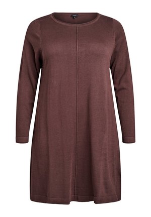 Bruine gebreide jurk met lange mouwen, ronde halslijn en een naaddetail aan de voorkant. Zachte textuur, ontspannen pasvorm, knie-lengte ontwerp.