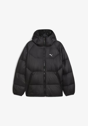 Zwarte pufferjack met capuchon, voorzien van gestikte secties, een rits aan de voorkant en twee zijzakken met rits. Logo op de bovenste linkerzijde.