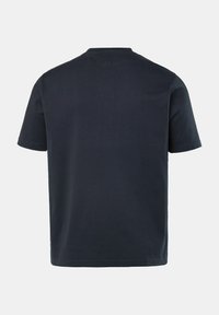 T-shirt in cotone di un blu navy scuro con colletto rotondo e maniche corte. Il tessuto appare liscio con un design semplice e senza fronzoli.