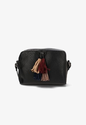 Bolso de mano de cuero negro con un acabado texturizado, que presenta un detalle de borlas en beige, burdeos y azul marino en la parte frontal. Forma rectangular, con correa ajustable.