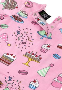 Rosa Baumwollbekleidung mit bunten Mustern von Torten, Cupcakes, Makronen und Partyhüten, die spielerische Designelemente und Details aufweist.