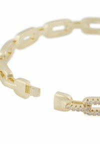 Guldkedjearmband med länkade geometriska former, med en texturerad yta och en rad små klara ädelstenar längs en kant.