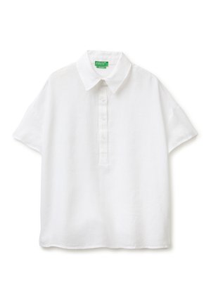 Biała koszula z krótkim rękawem, kołnierzykiem, zapinana na guziki z przodu, z zieloną metką "United Colors of Benetton" wewnątrz kołnierza.
