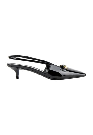 Chaussure slingback en cuir verni noir à bout pointu, avec un petit talon kitten et une petite boucle dorée à l'avant.