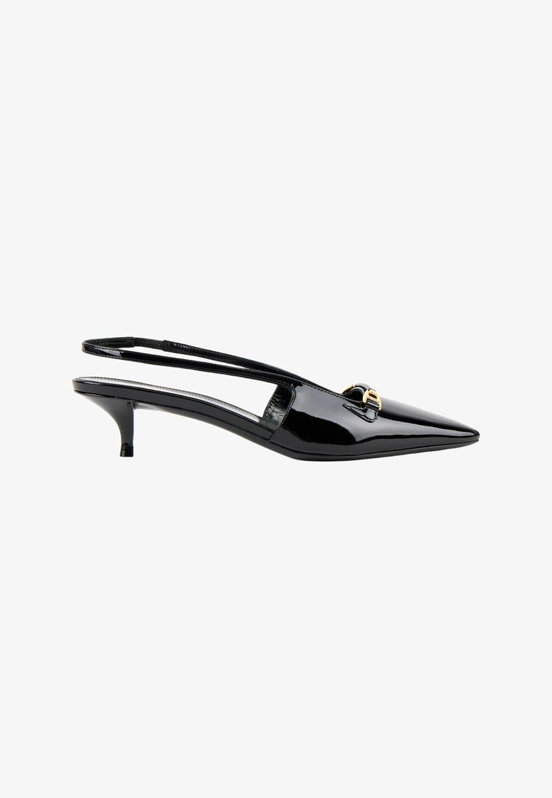 Chaussure slingback en cuir verni noir à bout pointu, avec un petit talon kitten et une petite boucle dorée à l'avant.