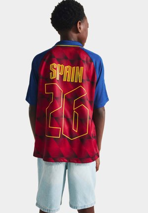 Marks & Spencer, FIFA™ WORLD CUP SPAIN FOOTBALL T-SHIRT (2-16 YRS) UNISEX - Camiseta estampada - red