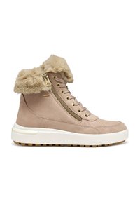 Bottines en suède beige avec un revers en fausse fourrure, fermeture éclair dorée, lacets à l'avant et semelle texturée conçue pour l'adhérence et le confort.