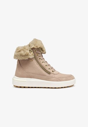 Bottines en suède beige avec un revers en fausse fourrure, fermeture éclair dorée, lacets à l'avant et semelle texturée conçue pour l'adhérence et le confort.