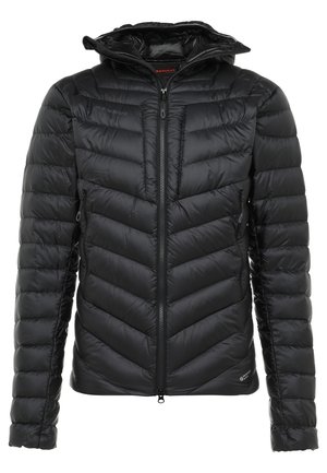 Schwarze gesteppte Daunenjacke mit Kapuze, durchgehendem Reißverschluss vorne und Reißverschlusstaschen an den Seiten, für kaltes Wetter entworfen.