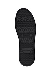 Semelle de chaussure en caoutchouc noire avec un motif de crampons géométrique, bords lisses et nom de marque "remonte" en relief au bas.