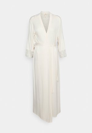 Langer, cremefarbener Bademantel mit einem Gürtel, der mit floralen Spitzenakzenten an den Dreiviertelärmeln und am Ausschnitt versehen ist, aus weichem Stoff gefertigt.