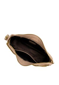 Borsa a tracolla in pelle color tan con superficie tessurizzata, zipper dorato e dettagli in catena. L'interno presenta una fodera nera e una tasca divisoria.