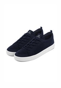 Marineblaue Mesh-Sneaker mit atmungsaktivem Material, weißer Gummisohle und tonal passenden Schnürsenkeln. Mit einem Logo auf der Zunge und der Rückseite.