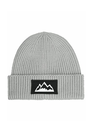 Graue Strickmütze mit umgeschlagenem Rand, ausgestattet mit einem schwarzen rechteckigen Patch, der ein weißes Berggrafikdesign zeigt. Strukturierter Rippmuster über die gesamte Mütze.