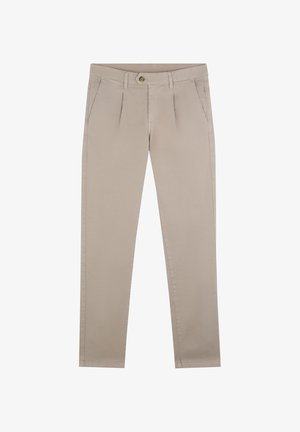 Pantalones beige de corte recto con trabillas para cinturón, cierre frontal con botón y cremallera, y bolsillos laterales, mostrados planos sobre un fondo blanco.