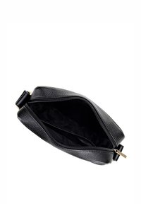 Borsa in pelle nera con superficie testurizzata, chiusura con zip e interno liscio. Presenta una forma rettangolare e una tracolla regolabile.