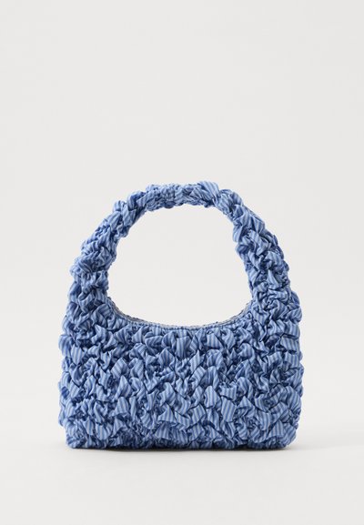 Blauwe stoffen handtas met een geplooide textuur en een dikke, gerimpelde handle. Heeft subtiele gestreepte patronen overal. Compact rechthoekige vorm.