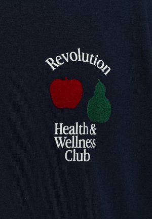 Marineblauw T-shirt met geborduurde tekst "Revolution Health & Wellness Club" en motieven van een rode appel en groene peer. Katoenen stof, gladde textuur.