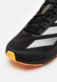 adidas Performance ADIZERO   - Laufschuh Straße - core black/zero metallic/spark