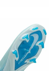 Suola di scarpa sportiva blu chiaro con superficie testurizzata, dotata di distinti chiodi di trazione blu scuro, contrassegnati con "AIR ZOOM."