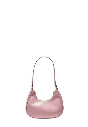 Malá lesklá ružová kožená kabelka na rameno s tenkým remienkom a zapínaním na zips v hornej časti, zobrazená na bielom pozadí.