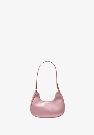 Majhna sijoča roza torbica iz usnja s tankim trakom in zadrgo na vrhu, prikazana na belem ozadju.