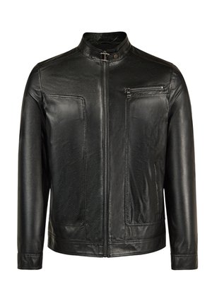 Czarna skórzana kurtka z przednim zamkiem błyskawicznym, wysokim kołnierzem z klamrą, kieszenią na piersi zapinaną na zamek i długimi rękawami.