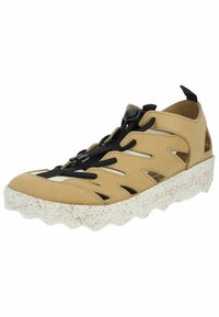 Hnědé semišové sportovní boty s černými tkaničkami, výřezovým designem a texturovanou bílou podrážkou s tečkovaným detailem. Lehké a prodyšné provedení.