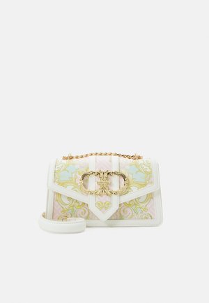 Sac à main blanc avec un motif baroque rose pastel, bleu et or, avec une boucle décorative dorée et une anse chaîne dorée.