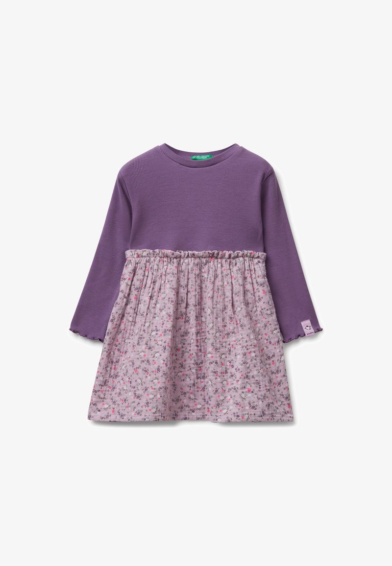 Langes lila Kleid mit langen Ärmeln, einem gerippten Oberteil und einem geflammten Rock mit floralem Muster. Der Saum hat rüschige Kanten und ein Etikett an der Unterseite.