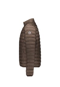 Chaqueta acolchada marrón con cuello alto y parche con logo en la parte superior del brazo, mostrada de lado sobre un fondo blanco.