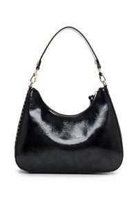 Zwarte hobo-tas van lakleer met een gebogen vorm, voorzien van een bovenste ritssluiting, metalen hardware en decoratieve studs langs één zijde.