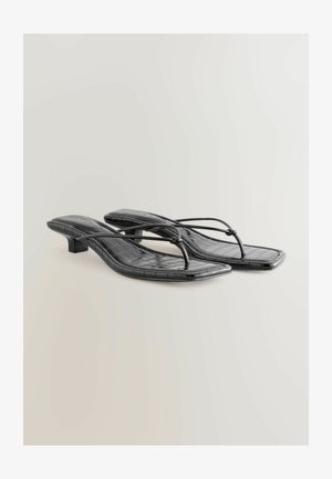 Juodos dirbtinės odos šlepetės su rožine tekstūra, kvadratiniu pirštu ir žemu kulnu. Yra ploni dirželiai, sujungiantys pado.