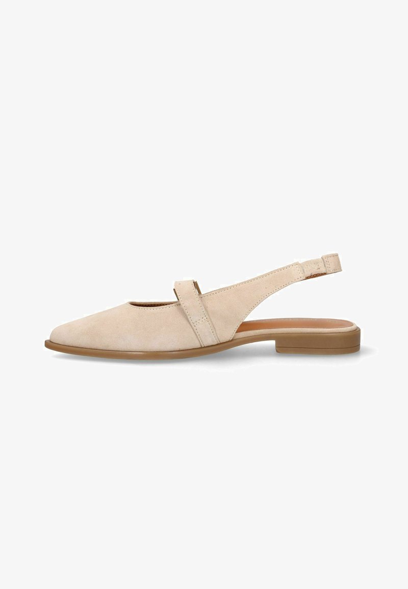 Beige suède platte slingback schoen met spitse neus, enkele band over de wreef en lage bruine hak.