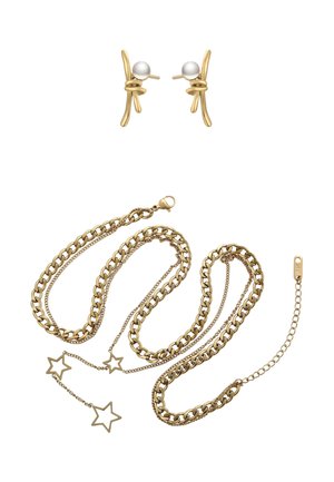 Goudkleurige ketting met sterrenvormige hangers en bijpassende gouden oorbellen met parelaccenten en een gedraaid lusontwerp.