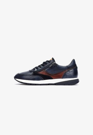 Marineblaue Leder-Sneaker mit dunkelbraunen Akzenten, runder Spitze, Schnürdesign und einer weißen Zwischensohle. Verfügt über einen seitlichen Reißverschluss und strukturierte Muster.