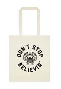 Bolsa tote beige con un diseño de escarabajo negro y el texto "NO DEJES DE CREER" en curva alrededor, con "JOURNEY" debajo.