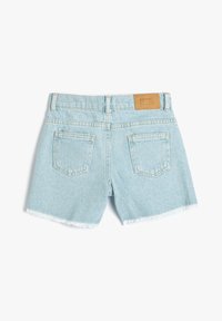 Lyseblå denimshorts med frynset kant, to baglommer og et tan lædermærke på taljen, med et klassisk snitdesign.