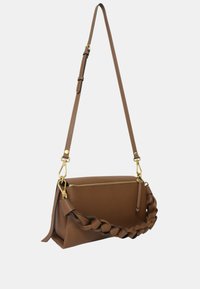 Borsa a tracolla in pelle marrone con manico intrecciato, dettagli dorati e chiusura con zip. Texture liscia e design strutturato.