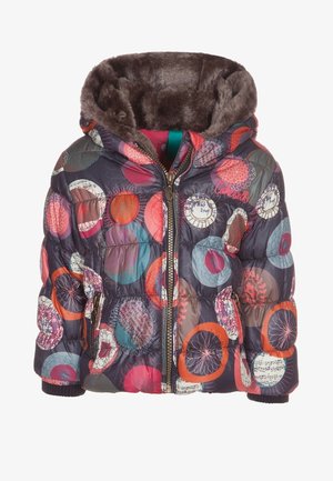 Chaqueta acolchada con capucha y patrones circulares multicolores sobre un fondo oscuro, que cuenta con un forro de piel sintética y cierre delantero de cremallera.